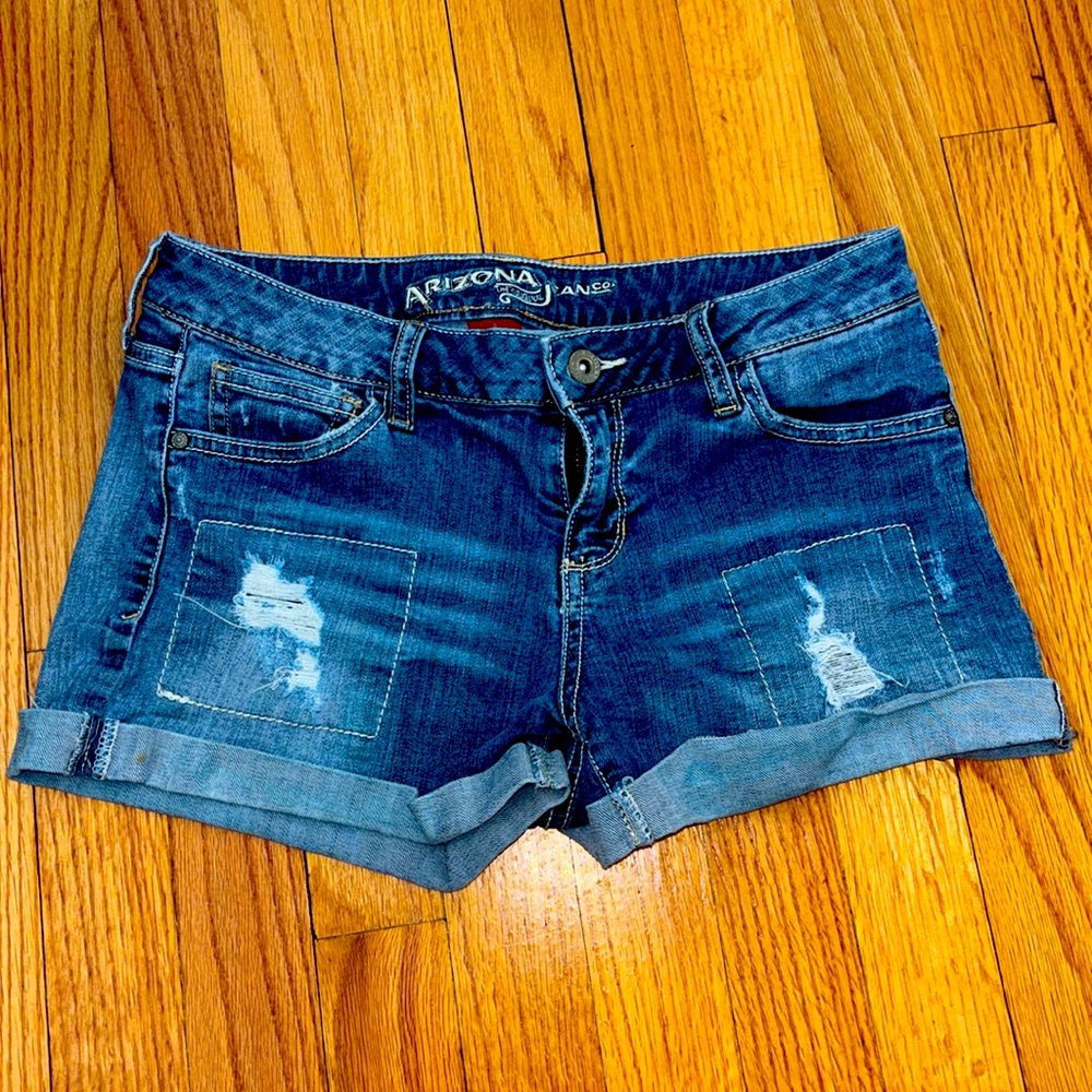 ARIZONA JEANS COMPANY JUNIOR SHORTS SIZE 9 DISTRESSED SHORTIE